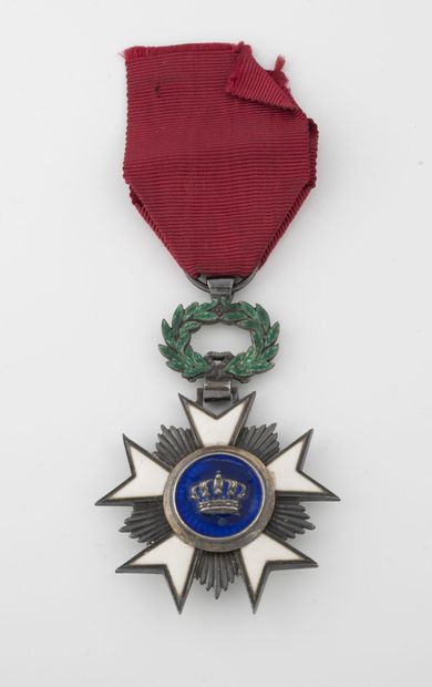 BELGIQUE Ordre de la Couronne.

Croix de chevalier en métal argenté et émaux polychromes.

Ruban...