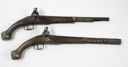 France, XVIIIème siècle Paire de pistolets d'arçon à silex, enrichis postérieurement...