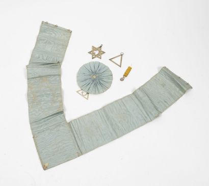 FRANC MAÇONNERIE - Collier en soie bleue pâle moirée brodé en fils métalliques, cannetilles...
