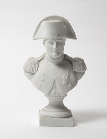 FRANCE, XXème siècle Buste de Napoléon Ier sur piédouche.

H. : 17.5 cm.

Quelques...
