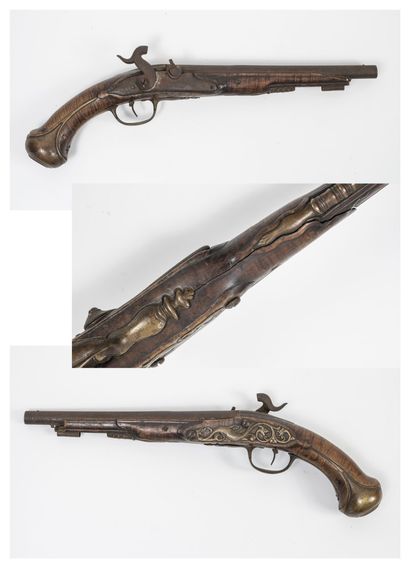 FRANCE, milieu du XVIIIème siècle (modifié) Long pistolet d'arçon à silex, modifié...