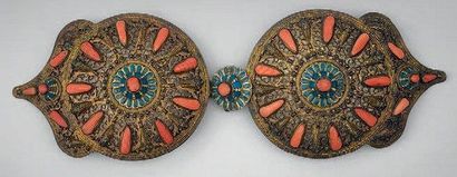 null Boucle de ceinture ottomane en métal ajouré doré et émaillé, formée de deux...