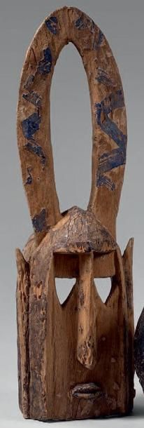 null Masque bovidé en bois à surface délavée et squamée. Mali, Dogon. H.: 83 cm.