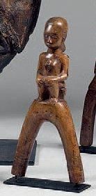 null Lance-pierres en bois blond sculpté d'une femme assise. Côte d'Ivoire, Baoulé....