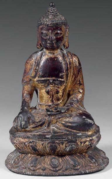 null Statuette de bouddha assis sur le lotus en bronze laqué or. Chine, époque Ming,...