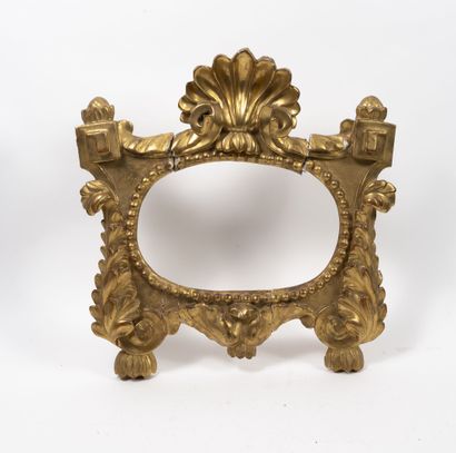 ITALIE ou FRANCE, XIXème-XXème siècles Deux cadres :

- un à vue ovale en bois doré...