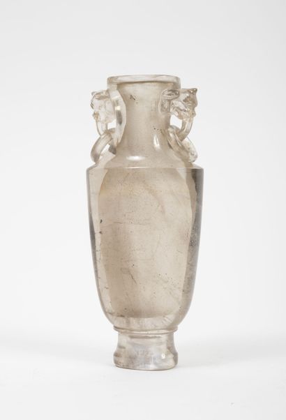 CHINE, XXème siècle Petit vase à panse aplatie sur haut talon en cristal de roche...