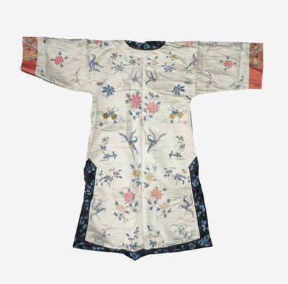 CHINE, début du XXème siècle Manteau long en satin de soie gris-nacré brodée de fleurs,...