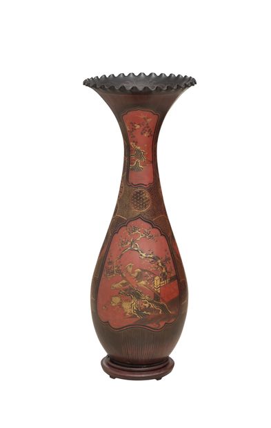 JAPON, époque Meiji (1868-1912) Grand vase balustre à col évasé et volanté, en porcelaine...