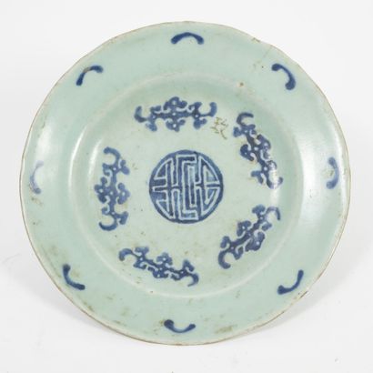 CHINE, XIXème-XXème siècles Deux pièces en porcelaine à émail céladon :

- Assiette...