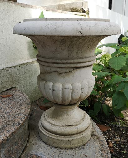 null 
Paire de vases de jardin sur piédouche en marbre blanc-rosé.

H. : 60.5 cm...