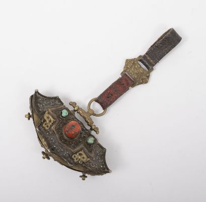 TIBET, seconde moitié du XIXème siècle Porte-monnaie en cuir polychrome, orné de...