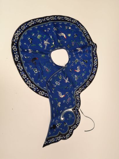 CHINE, début du XXème siècle - Tunique en soie bleue brodée de motifs floraux et...