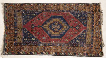 TURQUIE, Yahyali, XXème siècle Tapis en laine polyhcrome à décor géométrique stylisé...