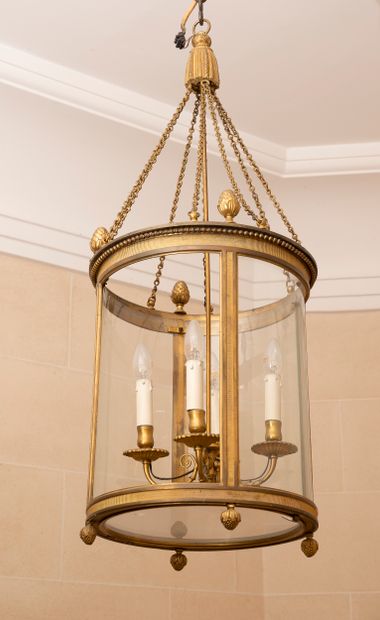 FRANCE, seconde moitié du XXème siècle Lanterne cylindrique en bronze et laiton dorés...