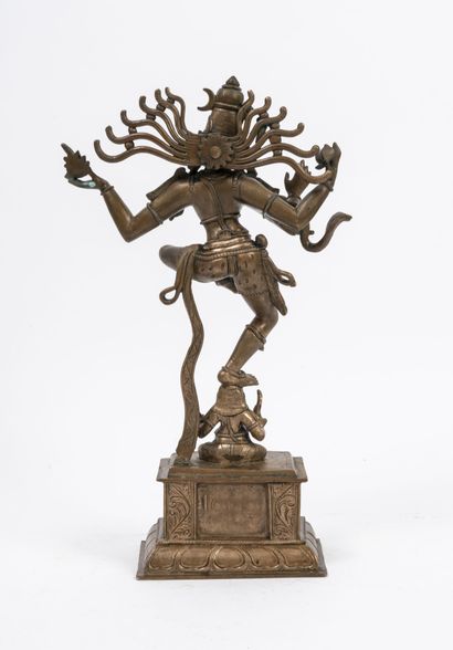 ASIE, XXème siècle - INDE ou THAILANDE

Divinité dansante en bronze. 

H. : 38 cm.

Usures...