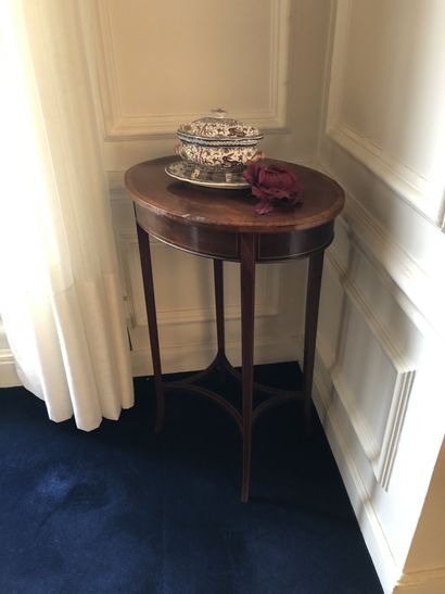 ANGLETERRE, début du XXème siècle. Mahogany veneered oval pedestal table with blond...