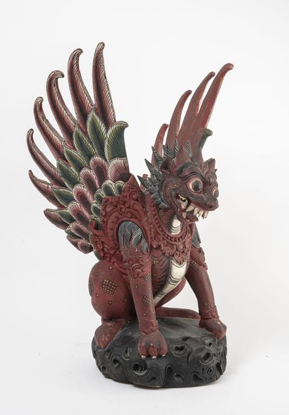 Bali, Indonésie Dragon en bois polychrome, aux ailes amovibles. 

H. : 49 cm. - Long....