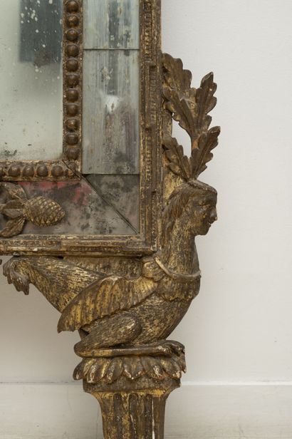 EUROPE, XVIIIème siècle Miroir à parecloses en bois mouluré, doré et sculpté, à partie...