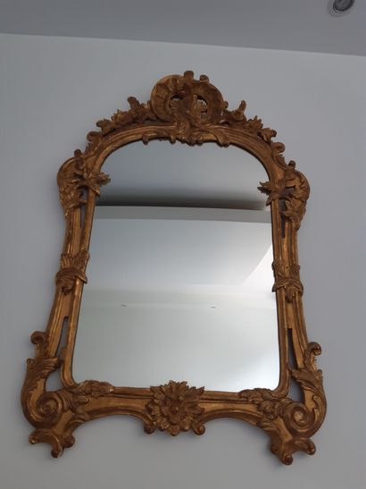 FRANCE, XIXEME SIECLE Mirror with moulded and gilded wood frame, carved with leaves,...