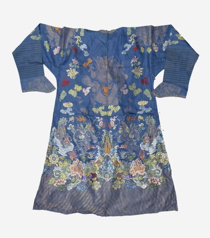 CHINE, début du XXème siècle Manteau long en tissu bleu nuit à décor polychrome tissé,...