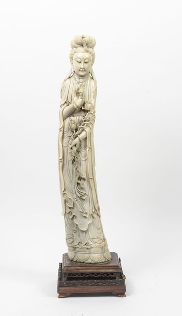 CHINE, premier tiers du XXème siècle Guanyin tenant des fleurs.

Sculpture en ivoire...