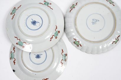 CHINE, XIXÈME SIÈCLE 
Deux assiettes circulaires et un petit plat polylobé en porcelaine...