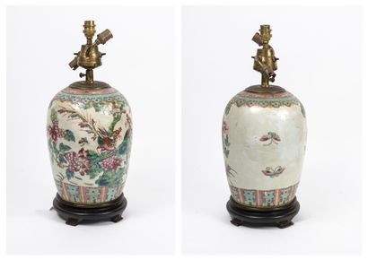 CHINE, début du XXème siècle Pot à gingembre en porceleine blanche à décors polychrome...