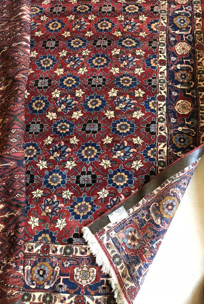 VARAMIN, seconde moitié du XXème siècle Tapis en laine et coton à décor de semi de...