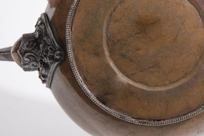 TIBET, fin du XIXème siècle, Verseuse couverte sur talon en cuivre, ornée de frises...