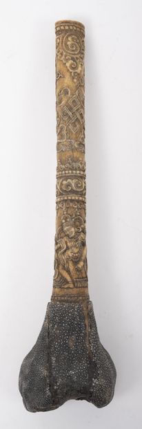 TIBET, fin du XIXème ou début du XXème siècle Kangling ritual trumpet.

Femur carved...