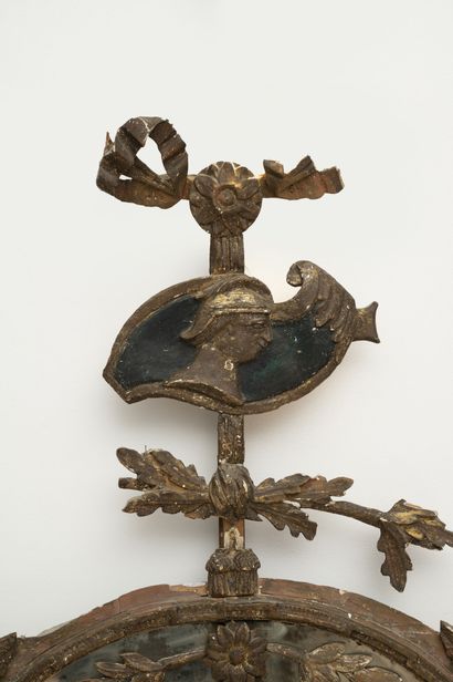EUROPE, XVIIIème siècle Miroir à parecloses en bois mouluré, doré et sculpté, à partie...