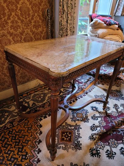FRANCE, style Louis XVI, vers 1900 
Table de salon rectangulaire en bois naturel...