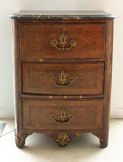 FRANCE, première moitié du XVIIIème siècle Petite commode d'entre-deux en placage...