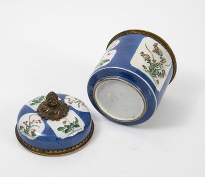 CHINE et FRANCE, XIXème siècle Pot couvert à base cylindrique couvert en porcelaine...
