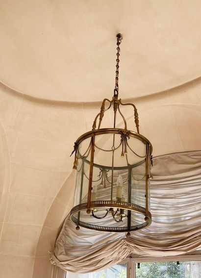 FRANCE, seconde moitié du XXème siècle Lanterne cylindrique en laiton à bouquet de...