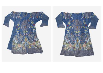 CHINE, début du XXème siècle Manteau long en tissu bleu nuit à décor polychrome tissé,...