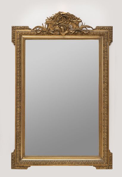 FRANCE, vers 1880-1900 Miroir de cheminée rectangulaire en bois et stuc dorés à décors...