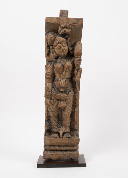 INDE, XIXème-XXème siècles Haut relief en bois sculpté figurant une femme au chasse-mouche.

Elément...