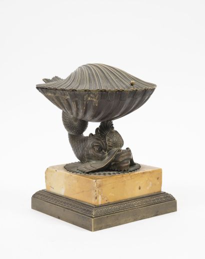 FRANCE, vers 1830 Important encrier en bronze patiné et ciselé composé d'un dauphin...