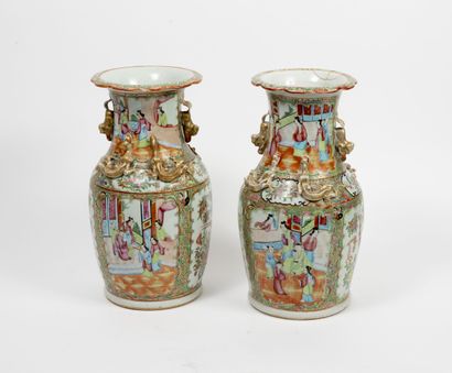 CHINE, Canton, fin du XIXème siècle ou XXème siècle Deux vases pouvant former paire,...