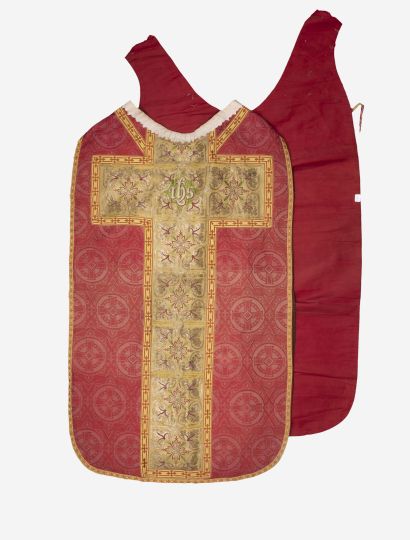 Vêtements liturgiques. - Chasuble polychrome à fond rouge et bordures jaunes à motifs...