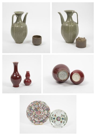 CHINE, XXème siècle 
Lot comprenant : 




- Deux petits vases de formes balustre...