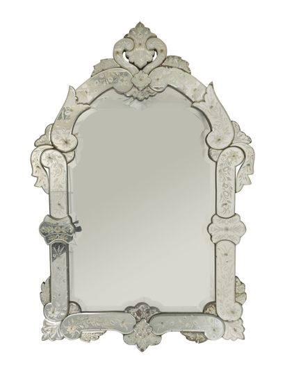 VENISE, XXème siècle 
Glace à fronton au cadre composés de miroirs découpés aux formes...