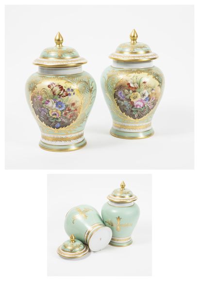 null Paire de vases couverts, de forme balustre, en porcelaine émaillée polychrome...