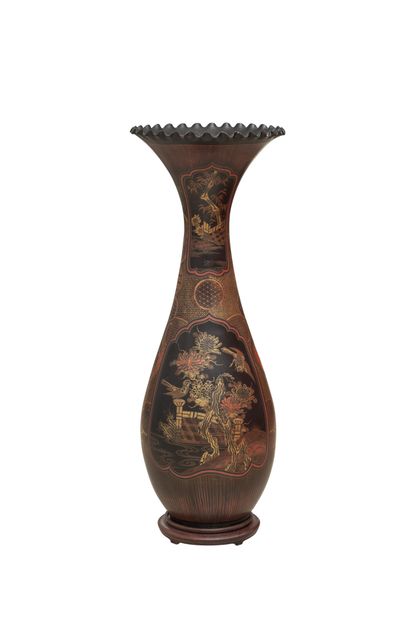 JAPON, époque Meiji (1868-1912) Grand vase balustre à col évasé et volanté, en porcelaine...