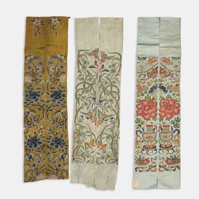 CHINE ou EUROPE, début du XXème siècle - Trois parements de vêtements en soie jaune...