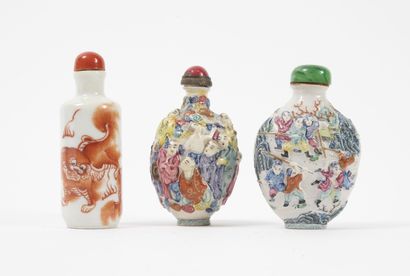 CHINE, XXème isècle Trois flacons tabatières en porcelaine blanche : 

- Un à décor...