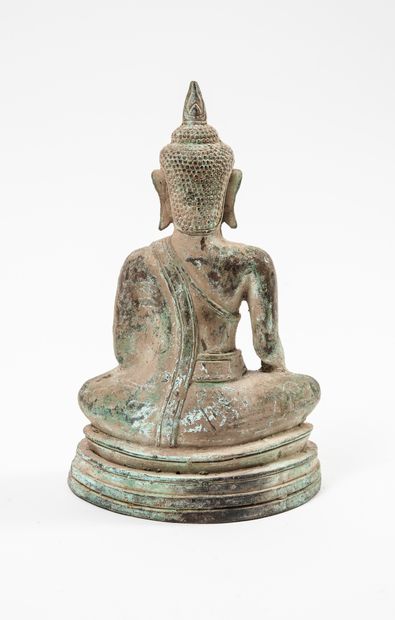 CAMBODGE, XXème siècle Bouddha en bronze de patine terreuse, figuré assis en méditation,...