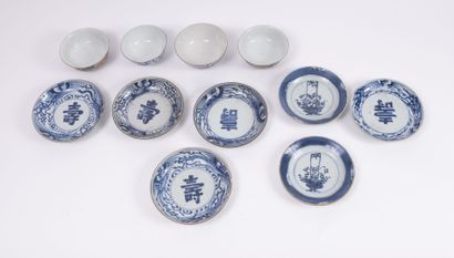 CHINE ou COREE, XIXème-XXème siècles Ensemble de porcelaines :

- 5 soucoupes à décor...